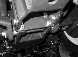 Pred menjavo olja mora biti motor traktorja ugasnjen (kontaktni ključ naj bo v poziciji 0), vsi upravljalni elementi morajo biti prestavljeni v nevtralni položaj in aktivirana ročna zavora.