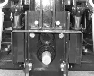 Zadnji dvižni mehanizem. Mazanje levega zadnjega hidravličnega cilindra, mazalka na zgornjem vpetju cilindra (DIN 742 Tip A); 2.