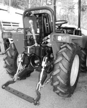 4.4.9 ZADNJI HIDRAVLIČNI DVIŽNI MEHANIZEM Traktor je za vleko priključkov serijsko opremljen s tritočkovnim priklopom kategorije I.