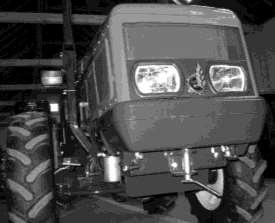 Postopek priključitve traktorja na vlečno vozilo: Vlečno vozilo približajte traktorju, tako da boste lahko vlečni drog brez težav vpeli; Odstranite varnostni zatič () na sorniku in izvlecite sornik