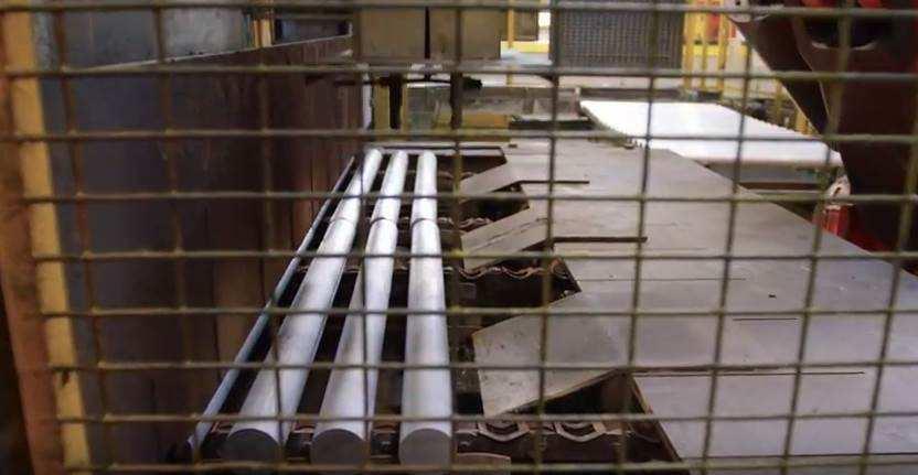 vyvinutie hliníkových bariet do definovaných produktov pomocou vysokotlakových lisov a nástrojov; termické vytvrdzovanie; čistenie