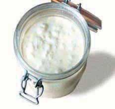 Kefir spada med tradicionalna fermentirana živila in poskrbi za boljšo odpornost ter povečanje vsakodnevne energije. Če poenostavimo, ga v bistvu uvrščamo med jogurte. Pripravite ga lahko tudi sami.