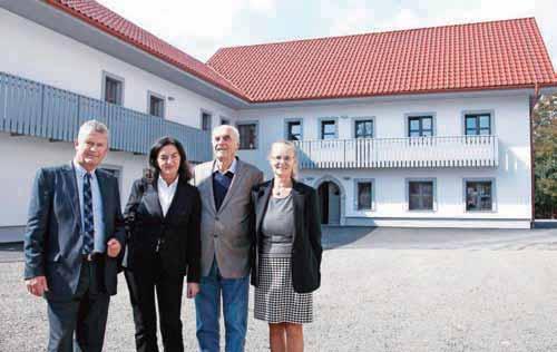 OBČINSKE NOVICE I 7 MO Kranj, Slovenski trg 1, 4000 Kranj Danes bo na Cesti talcev uradno odprt nov medgeneracijski center, za katerega sta denar prispevala MO Kranj in Vincenc Draksler (na sredini s
