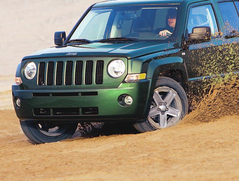 VISUREIGIAI Jeep Patriot Priešingai negu Compass, Patriot pasižymi džipiškai kampuotomis formomis.