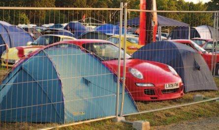 Lenktynių metu visos trasos apylinkės buvo nusėtos palapinėmis Sirgaliai iš Danijos atvažiavo organizuotai -- pasisamdę net 12 autobusų Porsche, Ferrari, Lamborghini arba Bentley savininkai.
