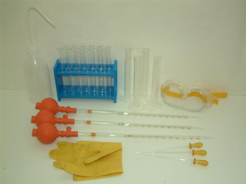 Eksperimento priemonės: mėgintuvėliai (12 vnt.); stovelis mėgintuvėliams; pipetės su guminėmis kriaušėmis (3 vnt.); 10 ml matavimo cilindrai (4 vnt.