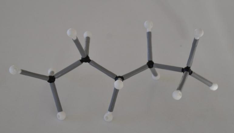 Eksperimento priemonės: Molekulių modeliai. C atomas juodas, H atomas baltas, O atomas raudonas, Cl atomas žalias. Darbo eiga: 1. Sudarome pentano molekulės erdvinį modelį.