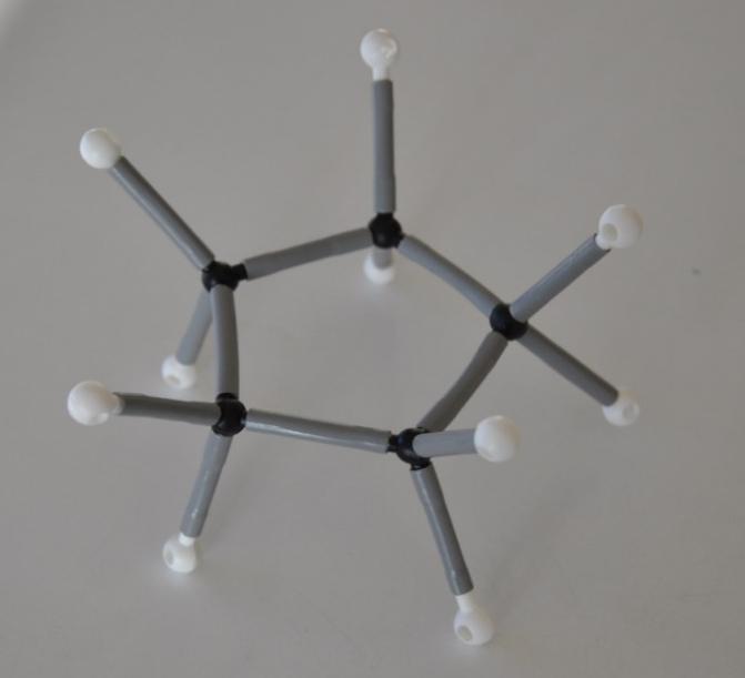 H H H H 2 C 3 C H 1 C 5 C 4 C H H H H H (3) Ciklopentano molekulės erdvinį modelį pradedame sudaryti sujungdami pagrindinės ciklinės grandinės C atomus.