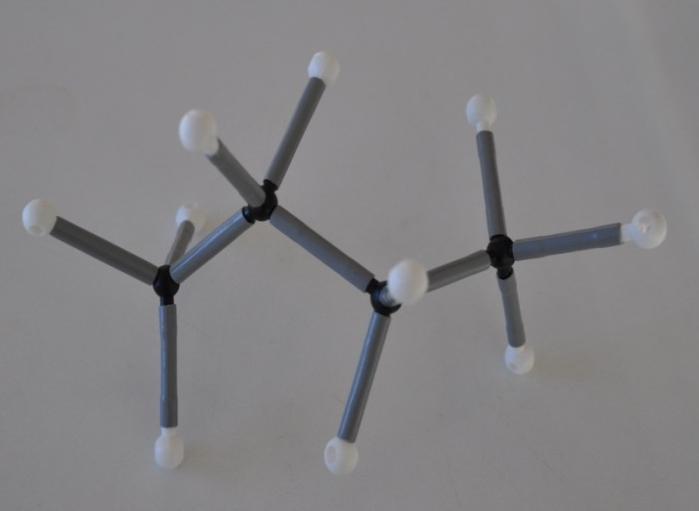 prijungiama po tris H atomus, o prie antrojo ir trečiojo po du H atomus. 5.1 paveiksle pateiktas butano molekulės modelis.