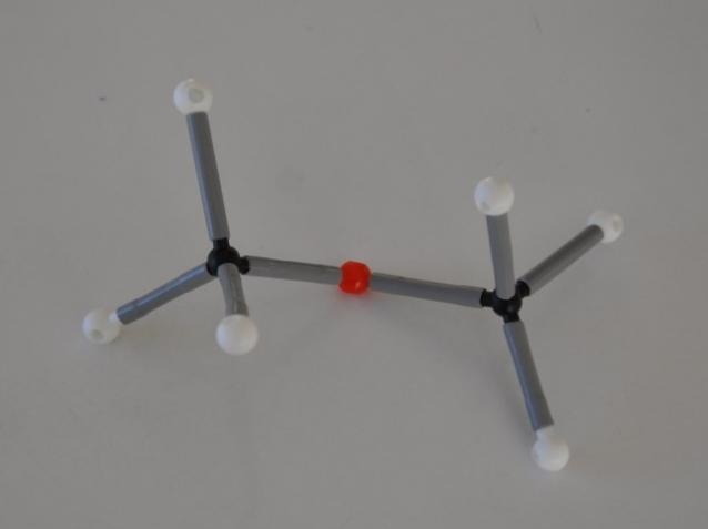 Sudarant metoksimetano molekulės modelį, pirmiausia viengubaisiais ryšiais nuosekliai sujungiami pagrindinės grandinės C ir O atomai. Tuomet prie C atomų prijungiame po tris H atomus. 8.