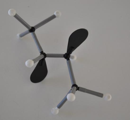 Sudarydami cis-2-buteno ir trans-2-buteno molekulių modelius pirmiausia antrąjį ir trečiąjį C atomus sujungiame tarpusavyje.