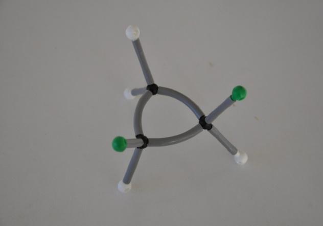 10. Sudarydami cis-1,2-dichlorciklopropano ir trans-1,2-dichlorciklopropano molekulių modelius pirmiausia tris C atomus sujungiame tarpusavyje į