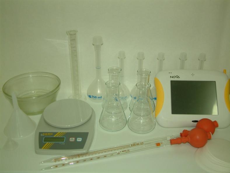 250 ml talpos kūginės kolbos (4 vnt.); techninės svarstyklės; 250 ml matavimo kolbos (4 vnt.); 200 ml matavimo kolbos (2 vnt.); 100 ml matavimo kolbos (7 vnt.