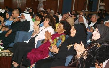 محليات الثالثاء مارس املستشار احلماد متجوال واحلضور في املعرض املستشار راشد احلماد يفتتح معرض املؤمتر التربوي األول خالل افتتاح املؤمتر التربوي األول الذي تنظ مه إدارتا السراج املنير والدراسات