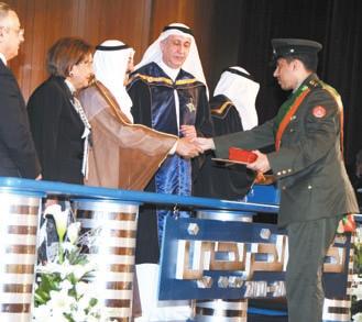 الجامعة والتطبيقي الثالثاء مارس شهادة تقدير خلريج تكرمي خريجة صاحب السمو مكرما احد اخلريجني احلمود: الهيئة تسعى إلى إثراء سوق العمل بالعمالة املاهرة وفتح آفاق التعليم العالي للمجدين صاحب السمو مهنئا