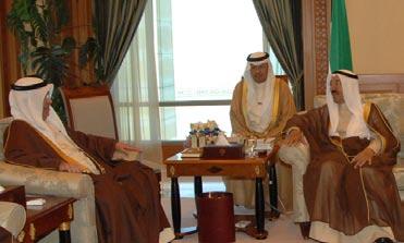 الوزراء مبملكة البحرين الشقيقة حيث سلم سموه رسالة خطية من أخيه امللك حمد بن عيسى بن سلمان آل خليفة ملك مملكة البحرين الشقيقة. وصرح نائب رئيس مجلس الوزراء ووزير اخلارجية الشيخ د.