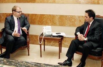 الواقع ان موقف البطريرك على صراحته اجلارحة آلمال العماد عون وبالتالي تبني الرئيس املكلف له يصبان في خانة دعم النهج الوسطي للرئيس ميشال سليمان.