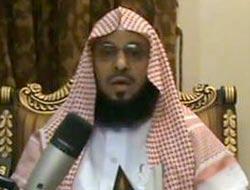 ولم يصب هذا الرجل اخلمسيني سوى ببعض اخلدوش والكدمات. وقد رآه جيرانه متدليا من الشجرة فأبلغوا الشرطة بحسب الوكالة.