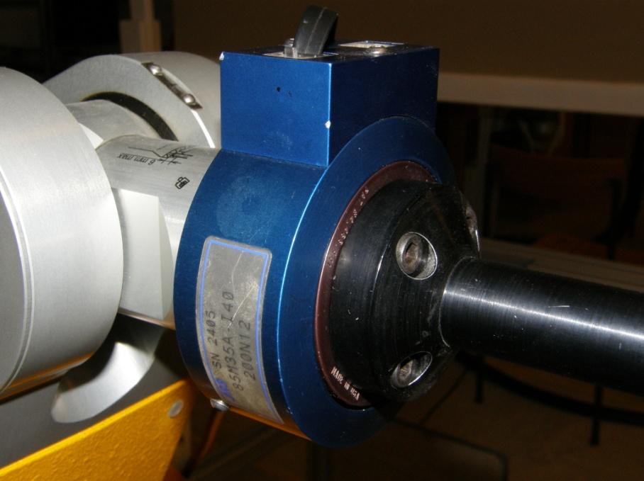 Senzor sil in navorov JR3 85M35A-I40 Slika 3: Senzor sil in navorov nameščen na vrh robota Stäubli Veličina