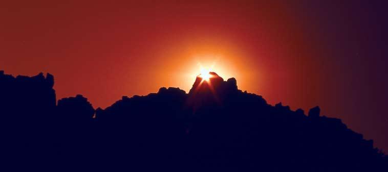 долгодневницата пред 3800 години. Ова убаво се забележува на фотографиите со кои се следи изгревањето над камениот маркер на 21 јуни 2005 година.