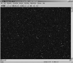 DeepSky астрофотографија са SLR дигиталним фотоапаратом Пример на слици 5 је експониран у трајању од 6 минута, а у програму је приказ увеличан 4 пута да би се лепше видели индивидуални пиксели.