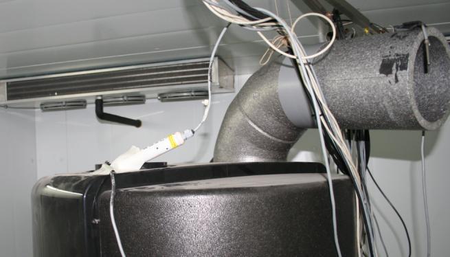1.) Če toplotna črpalka še nima nameščene cevi za odvod kondenzata, je le to potrebno namestiti.