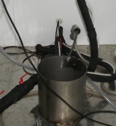 ) Sledi nameščanje oziroma polnjenje bojlerja s pripravljeno hladno vodo, ki mora imeti 1 C.