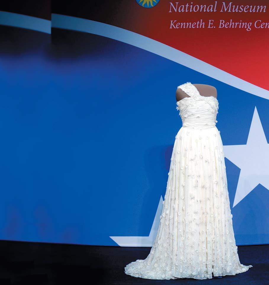 12 Žvaigždės Naujienos 13 JAV prezidentienės suknia - į muziejų JAV pirmoji dama Mišelė Obama (Michelle Obama) muziejui Vašingtone padovanojo suknelę, kurią vilkėjo per savo vyro inauguracijos puotą.