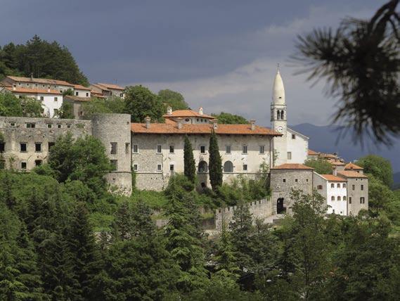 Štanjel - Kobdiljski stolp. S svojim značilnim limonastim zvonikom iz leta 1609 se očarljivo dviguje v nebo poznogotska cerkev sv. Danijela.