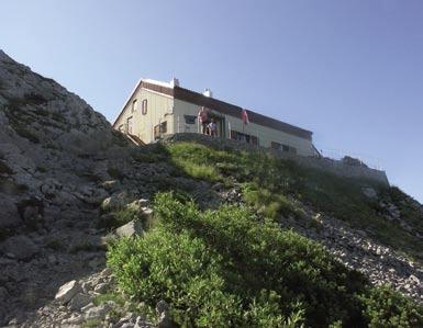 ILIRSKA BISTRICA Kraški izviri, snežniški gozdovi in gradišča Snežnik V gorskem obodu nad Ilirsko Bistrico je mogočni Snežnik, s 1796 metri najvišji vrh zunaj Alp v Sloveniji.