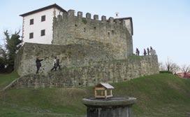 Številne so površinske kraške oblike kot globoke kraške doline Leskova dolina, Mašun, Grda draga, gosto se pojavljajo vrtače, na površju je veliko žlebičev, škavnic in škrapelj.