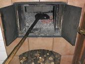 Za podoživljanje okusov skrbijo vedri in rdečelični domačini z zanimivimi zgodbami o naši kulinarični tradiciji ter o pripravi jedi nekoč in danes.