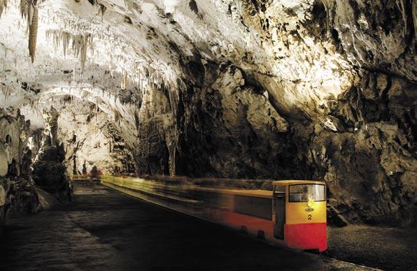 Postojnska jama, vlak pod Veliko goro POSTOJNSKA JAMA Lepotica svetovnega slovesa SVETOVNA ZNAMENITOST»Tu je nov svet, tu je paradiž!