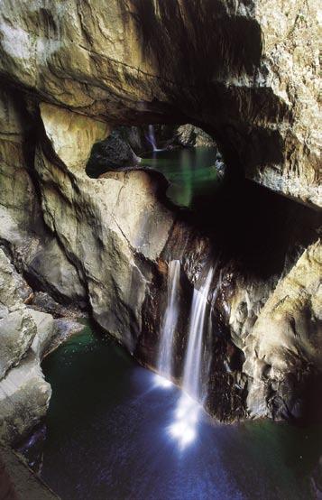 Kako dramatično skrivnostne so, temneje okrašene s podzemnim nakitom, s stalagmiti in stalaktiti, s sigo vseh barv in oblik!