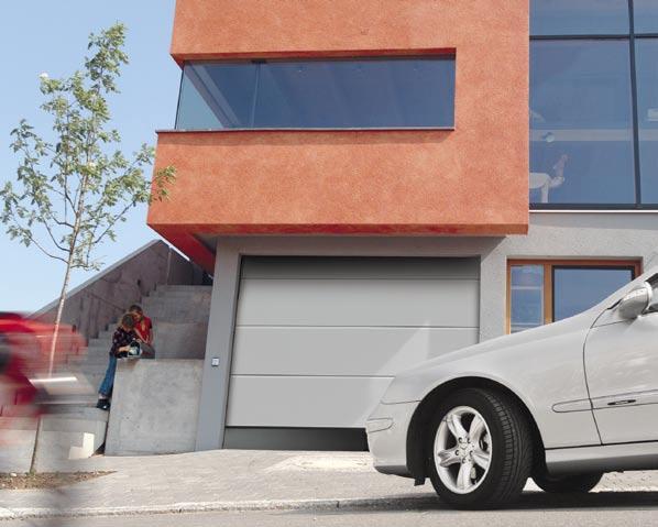 Eleganti ki dideli grioveliai Tikslios linijos, labai iuolaiki ka ie dideli garaωo vartai su simetri kai padalintais grioveliais yra modernios namù