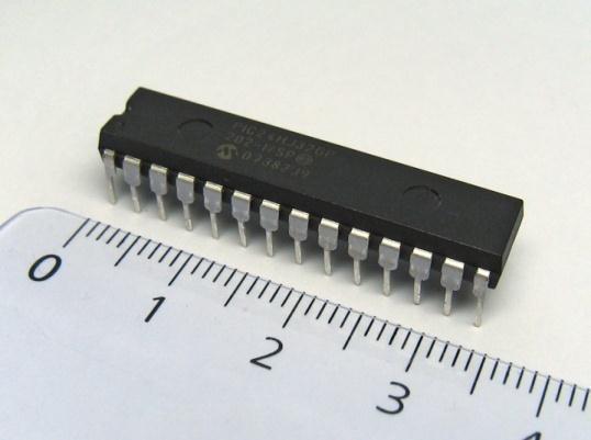ما هو الم سيطر الصغري Microcontroller عبارة عن شر حة الكترون ة Chip مضمنة Embedded داخل منظومة system أو دائرة لتأد ة وظائف مع نة ستخدم المس طر الدق ق ف ح اتنا ال وم ة بشكل واسع مثل Video Games أجهزة