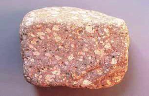 Basalt is a common الطفح be seen 10 with أمتار. small to وبعد أربع In unusual circumstances, volcanic magma may solidify within النارية a few hours الصخور of erupting.
