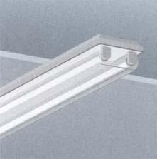 Stropna svetilka z fluorescenčnimi sijalkami za vlažne notranje prostore (pralnice,