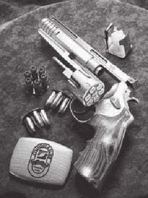 1876. gada revolveris Colt M1873 SAA (single action army). Firma Smith & Wesson 1857. gadā pirmā uzsāka revolveru ražošanu unitārai patronai ar metāla čaulīti (.22 kalibra 7 patronu revolveris M-1).