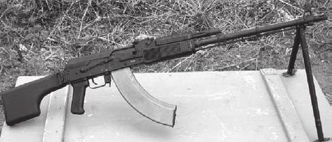 Kā šautenes un patšautenes (kopīgi konstrukciju elementi un patronas) līdzīgas uzbūves piemēru var minēt šo ieroču ASV variantu. 1957. gadā ASV bruņotajos spēkos ieviesa jaunu automātisko šauteni M.
