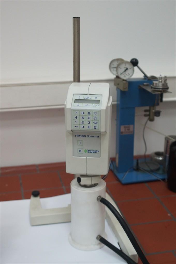 Mjerenje u laboratoriju FSB-a Slika 1: Temperiranje uzorka Mjerni se uzorak odreċene koliĉine stavlja u mjernu cilindriĉnu posudu te se uĉvršćuje na mjerni instrument.
