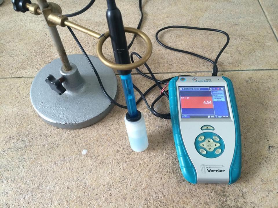Slika 15: Merilnik ph in vmesnik LabQuest Vernier 4.1.3.2. Postopek Merilnik ph smo priključili na računalniški vmesnik in ga vklopili. Iz temne reagenčne stekleničke smo v čašo odmerili 30 ml soka.
