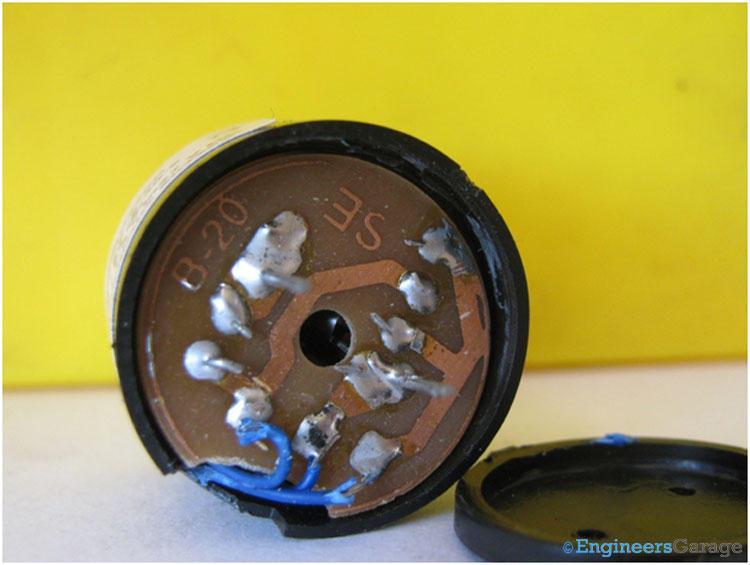 Piezo buzzer se temelji na inverznom principu piezo elektriciteta kojeg su 1880. godine otkrio Jacques i Pierre licurie.