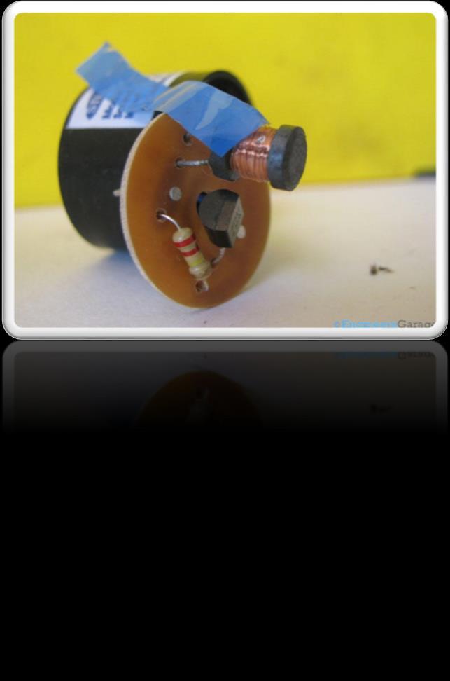 3.7.2 Dijelovi od kojih se sastoji Piezo Buzzer Slika 31. Komponente od kojih se sastoji Piezo Buzzer Ovo je druga strana PCB-a, koja na sebi ima potrebne komponente da bi piezo radio.