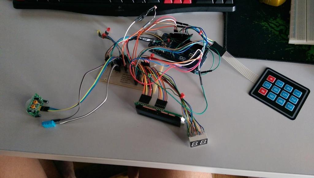 5.4 Testiranje projekta Slika 47. Testiranje projekta 5.5 Način rada sklopa Kada sklop priključimo na napajanje na LCD-u i 7 seg. display-u se ispiše trenutna vrijednost temperature i vlage.