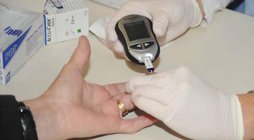 A. Pacienti ZZZS v akutni bolnišnični obravnavi po klinikah Leta 2012 smo za plačnika ZZZS skupno zdravili v akutni bolnišnični obravnavi 100.627 bolnikov.