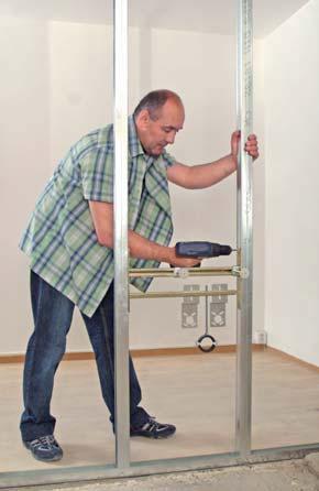 7 8 9 7 Pred pripevnením UW profilu na strop nasunieme medzi podlahový a stropný UW profil prvú zvislú stojku (profil CW),