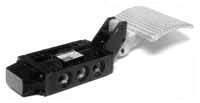 .15 Distribuitoare ac]ionate mecanic. a-cu pedal\; b-cu levier. Fig..16 Pilotarea distribuitorului.