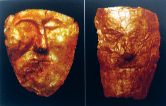 Слика 2. Златни погребни маски најдени на локалитетот Архонтико кај Пела. 5 Filov B. 1923, Tafel I, 1; Соколовска 1997, 45, 1, 140, 58.