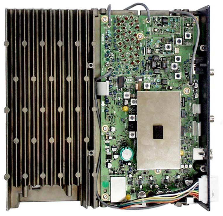 TS522ID) AF power amplifier (IC1601: LA4425A) IC-F7000 (BOTTOM VIEW) PLL UNIT PA A UNIT Filter circuit Push-pull ampifier Q6401, Q6402 : SD1405 VARISTOR-1 BOARD DDS IC* (IC5701: